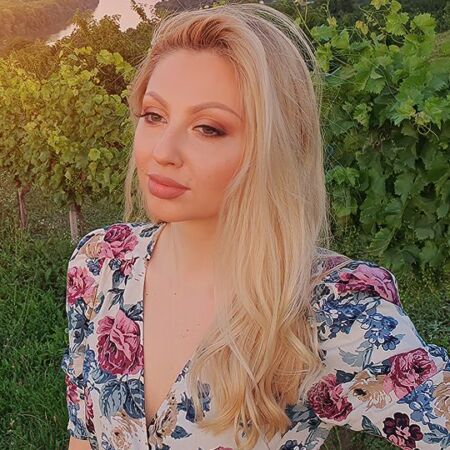 Profile photo of Tamara in a vineyard